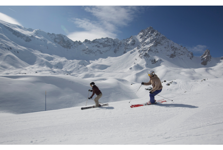 800x500 couple skiing